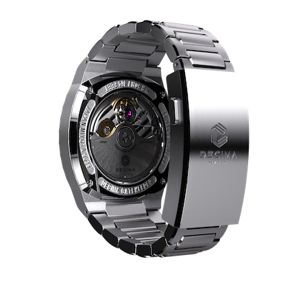 ステンレススチールブレスレットをつけたロイム・フロスト