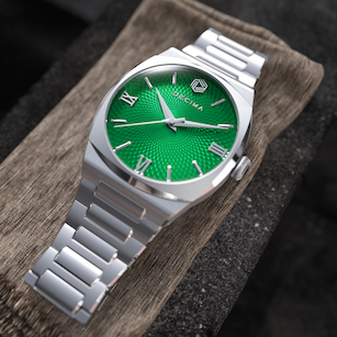 ステンレススチールブレスレットをつけたロイム・フロスト