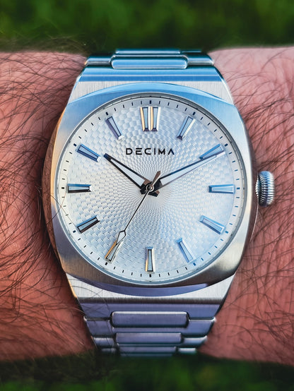 ステンレススチールブレスレットをつけたロイム・フロスト