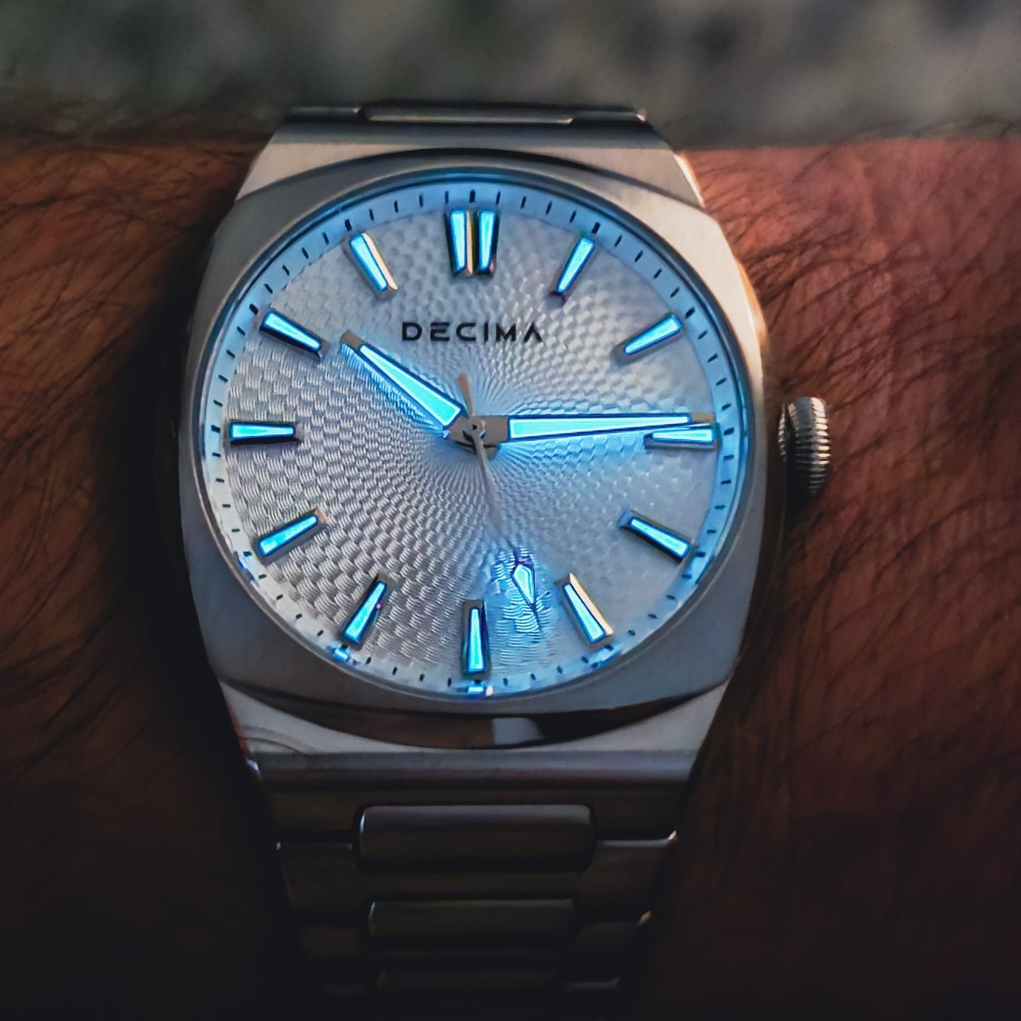 ステンレススチールブレスレットをつけたロイム・フロスト