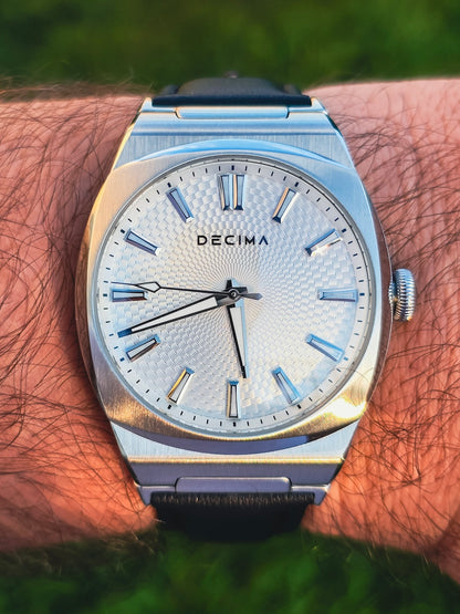 ステンレススチールブレスレットをつけたロイム・フロスト