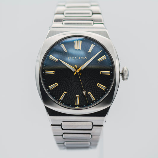 ステンレススチールブレスレットをつけたロイム・フロスト