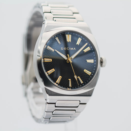 ステンレススチールブレスレットをつけたロイム・フロスト