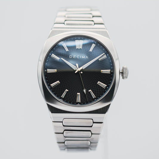 ステンレススチールブレスレットをつけたロイム・フロスト