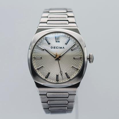 ステンレススチールブレスレットをつけたロイム・フロスト