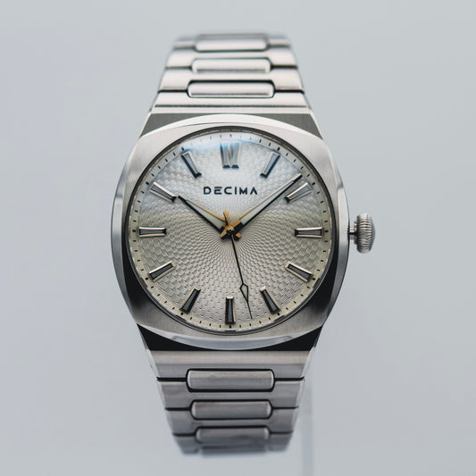 ステンレススチールブレスレットをつけたロイム・フロスト