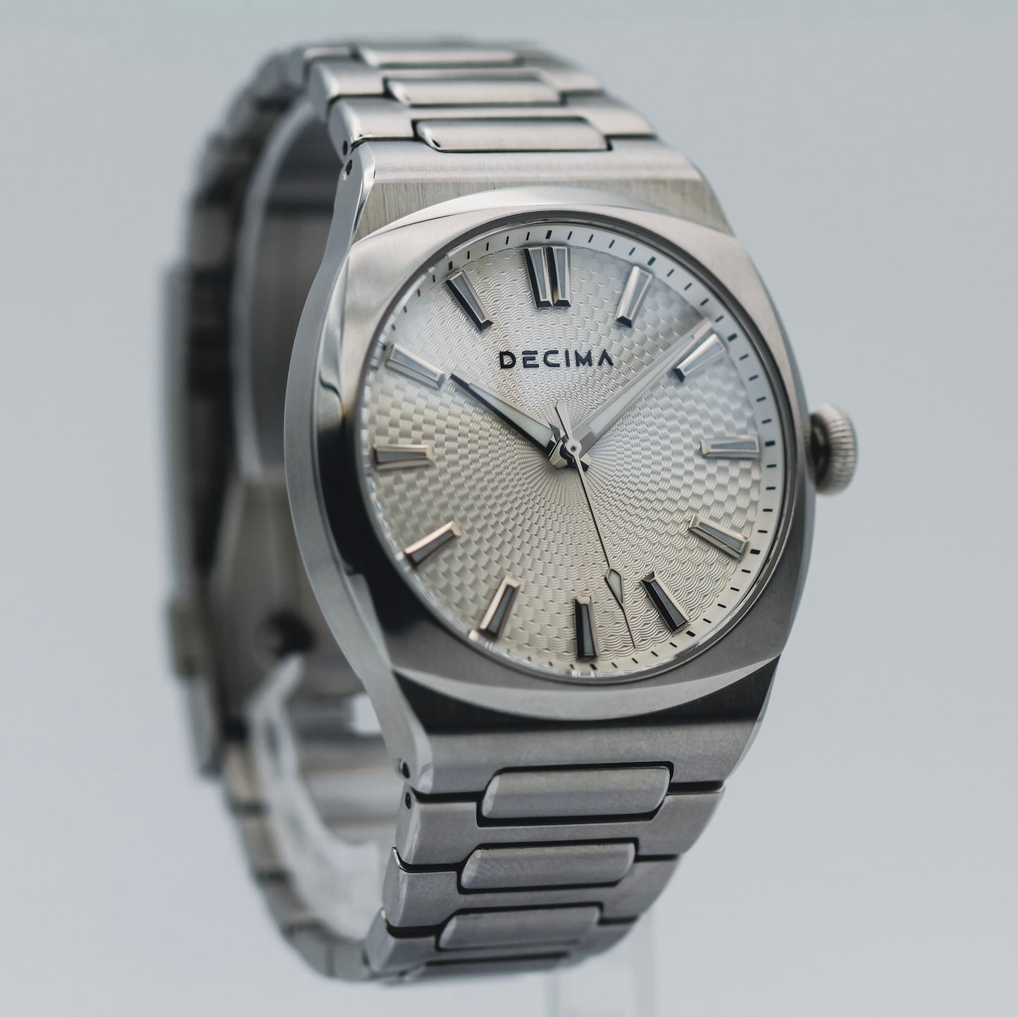 ステンレススチールブレスレットをつけたロイム・フロスト