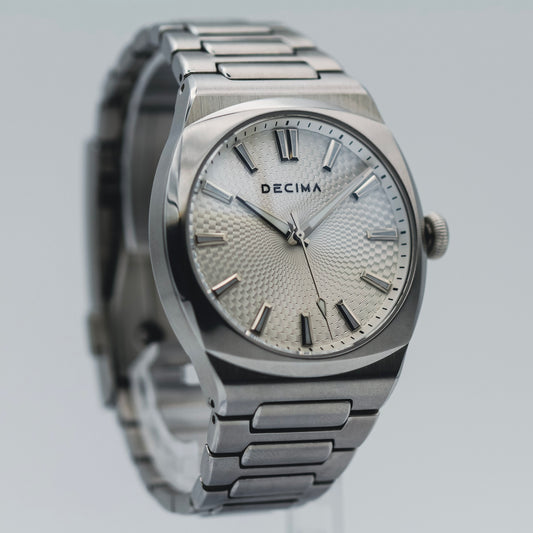 ステンレススチールブレスレットをつけたロイム・フロスト