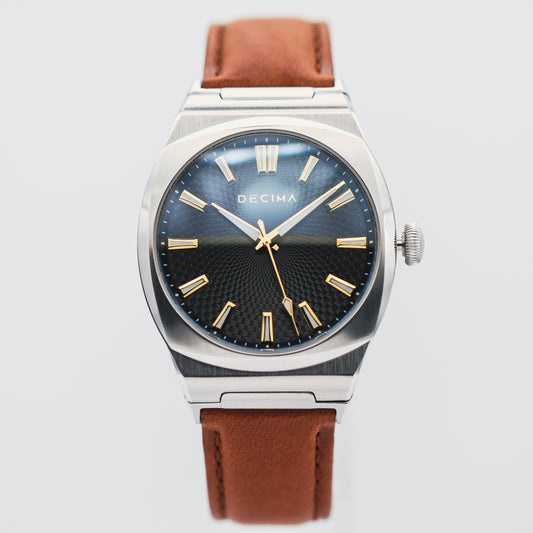 ステンレススチールブレスレットをつけたロイム・フロスト