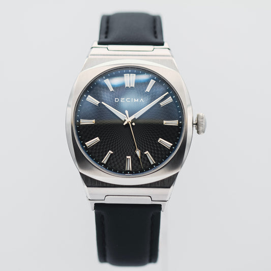 ステンレススチールブレスレットをつけたロイム・フロスト