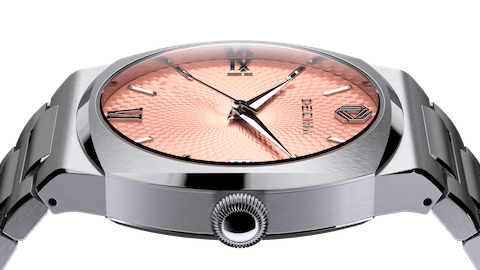 ステンレススチールブレスレットをつけたロイム・フロスト