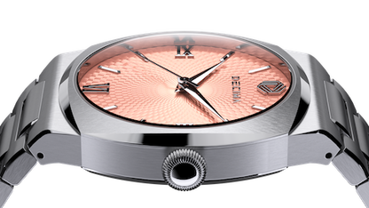 ステンレススチールブレスレットをつけたロイム・フロスト