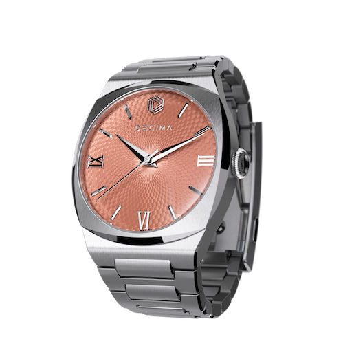 ステンレススチールブレスレットをつけたロイム・フロスト