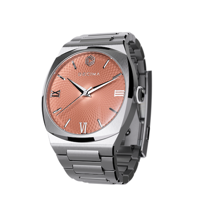 ステンレススチールブレスレットをつけたロイム・フロスト