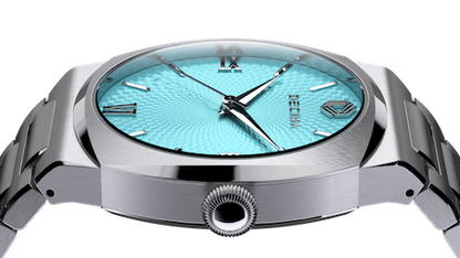 ステンレススチールブレスレットをつけたロイム・フロスト